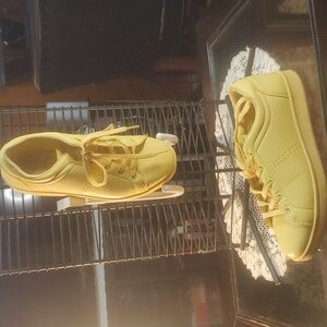 BERSHKA YELLOW  Tennis Shoes, Size EU 38 (7.5). VERY GOOD CONDITION.